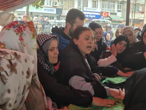 Tabut Başında Yürek Yıkan Feryat! 'Yavrum Kalk Bana Sarıl'